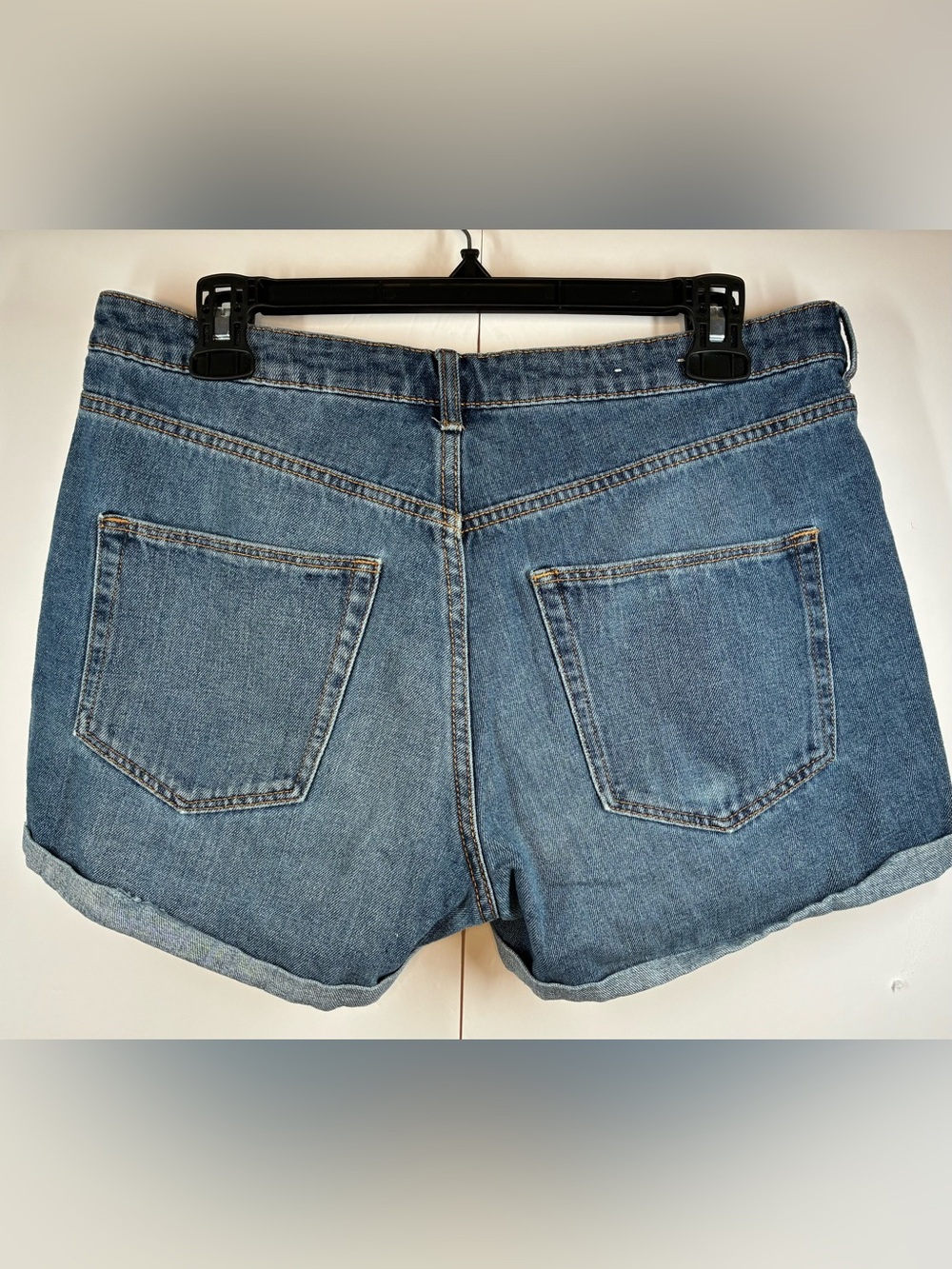 &Denim Women's Regular Waist Cuffed Denim Shorts Size 10 Medium Wash - Picture 3 of 6